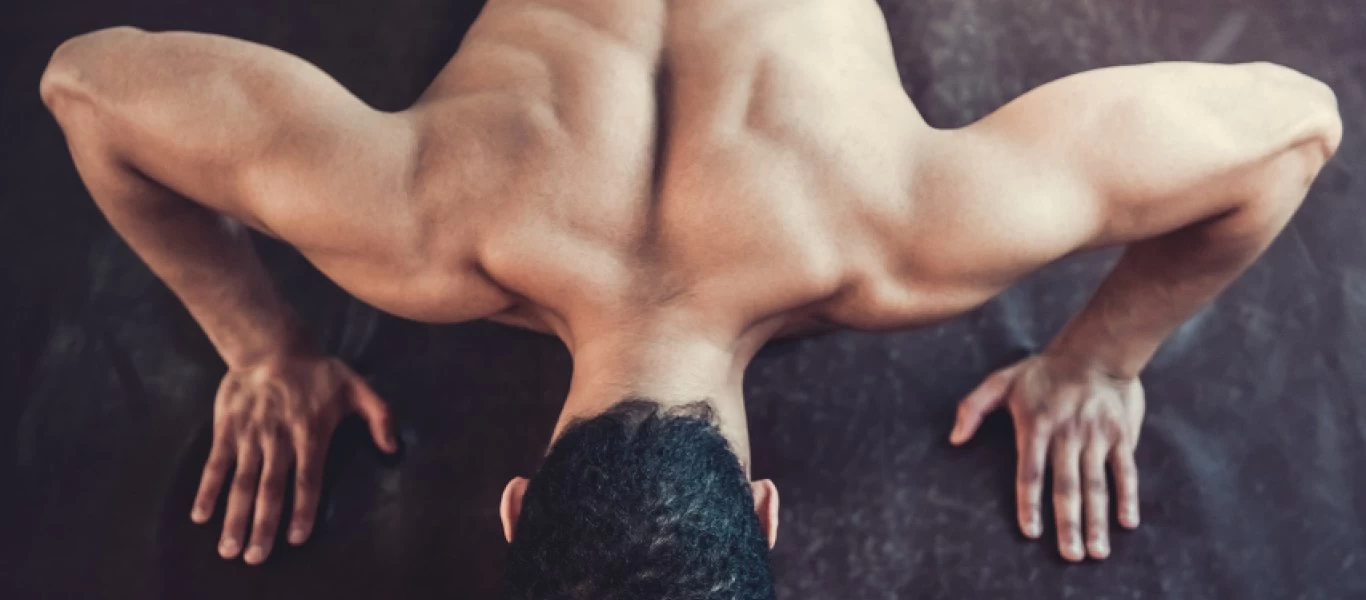 Χωρίς εξοπλισμό: 10 απλές ασκήσεις για να «πετρώσεις» στην καραντίνα σου